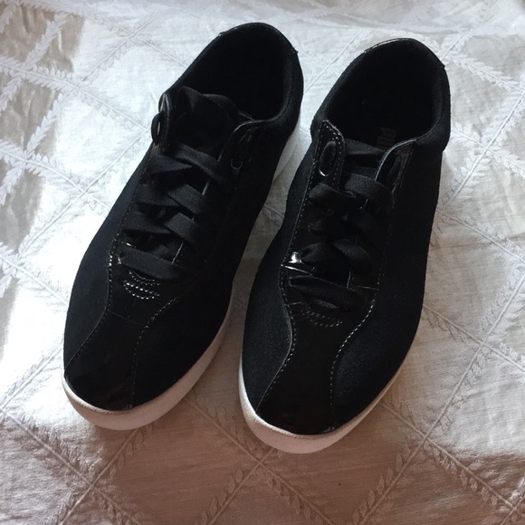 Puma Sneakers, Black with Patent Leather, Size 6 - Picture 2 of 7